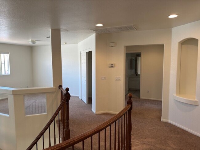Building Photo - LARGE Spacious 5 Bedroom Single Family Home!!