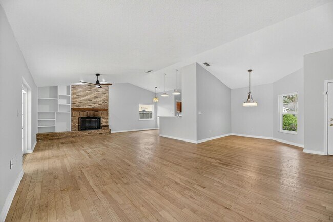 Building Photo - Available Immediately!