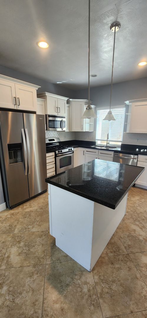 Building Photo - Luxury 3 Bedroom Plus Den in Sandy!