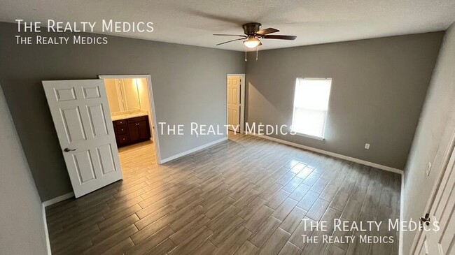 Building Photo - 1682 Waneta St SE