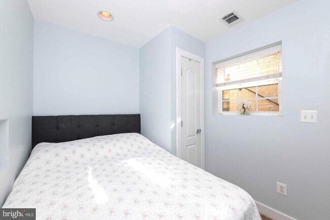 Building Photo - 514 Hobart Pl NW