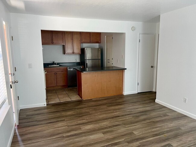 Building Photo - WALK TO NAU! 1 Bedroom Condo at University...