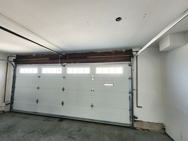 Building Photo - 3 bedroom 3 bathroom hillside Pacifica home with serene views