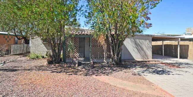 Building Photo - 4 bedroom/2 bath home on large lot near Alvernon/Grant!