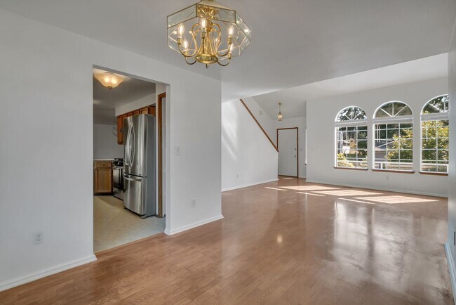 Building Photo - 3-bedroom, 2.5-bathroom home located in Fe...