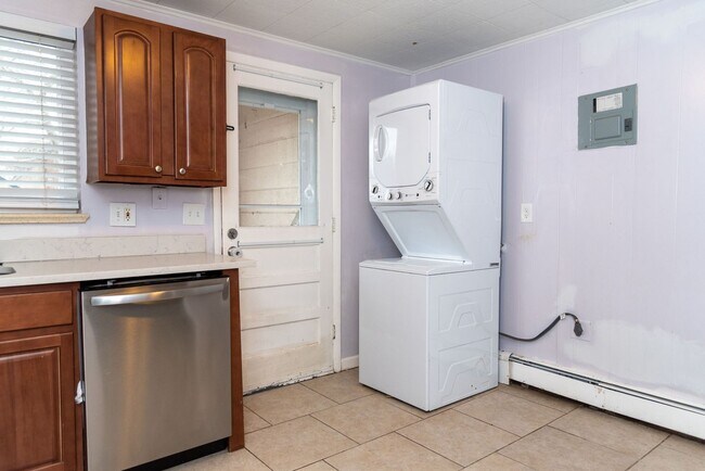 Building Photo - Top-Right Remodeled 2BR/1BA 4-Plex Unit + In-Unit W/D — $0 January Rent (Rent Due 2/1/26)