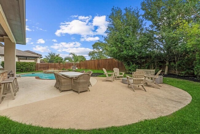 Building Photo - 5823 Stratton Wds Dr