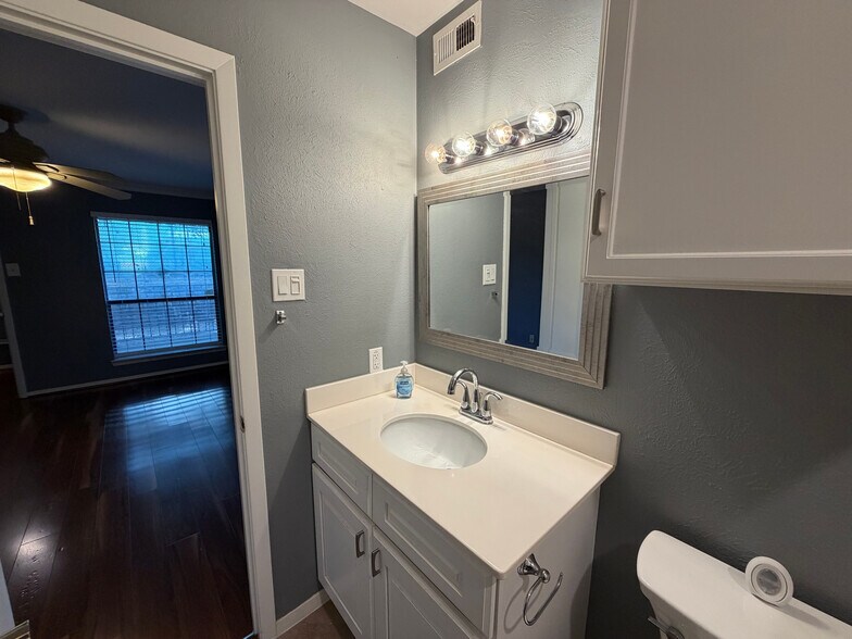 Building Photo - Room in Condo on Wedglea Dr