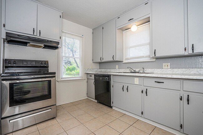 Building Photo - Updated 3 Bed - 1 Bath in Bethany!