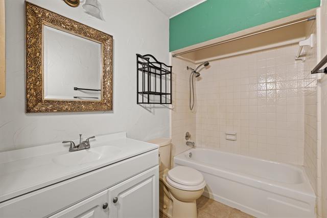 Building Photo - 2219 Greenvalley Dr