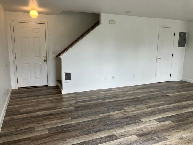 Building Photo - Three Bedroom Duplex in North Salem