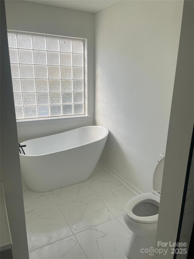 Building Photo - 242 Amir Cir