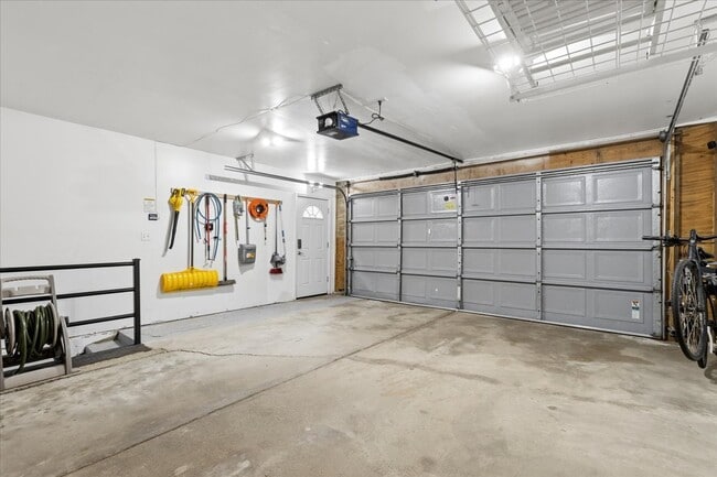 Building Photo - 712 N Throop St