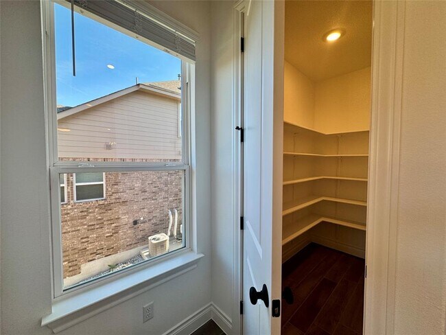 Building Photo - 1301 White Daisy Ln