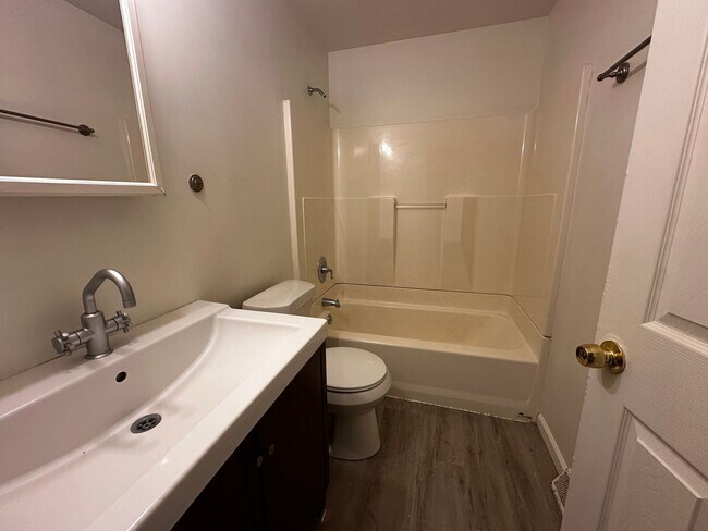 Building Photo - Spacious & Updated 2-Bedroom Apartment