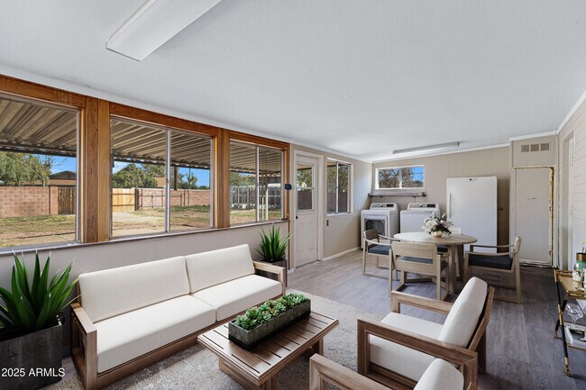 Building Photo - 110 W Del Rio Dr