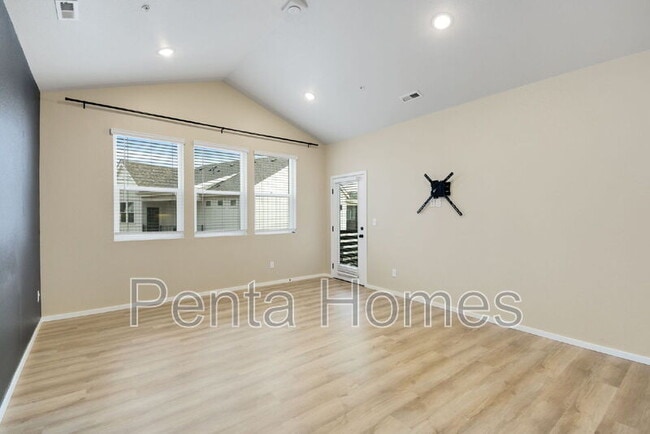 Building Photo - 563 Vicot Wy