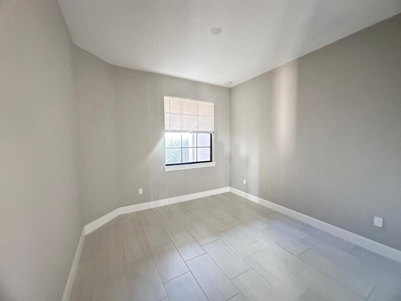 Building Photo - 4016 Basket Oak Cir