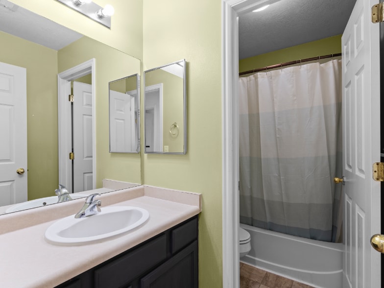 Building Photo - 2119 N Aurora Way