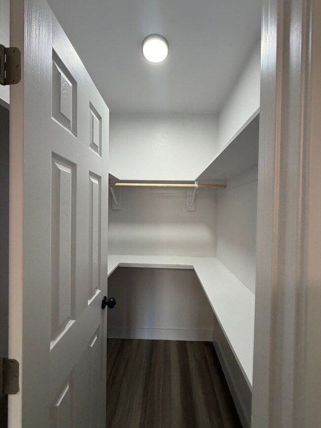 Building Photo - 601 W 94th St
