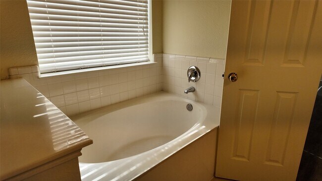 Building Photo - 3316 Bluegrass Dr