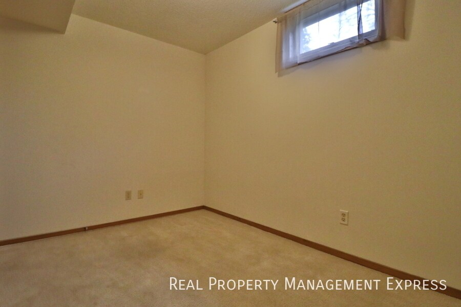 Building Photo - 3 Bedroom 2 Bathroom Home with a Fireplace...