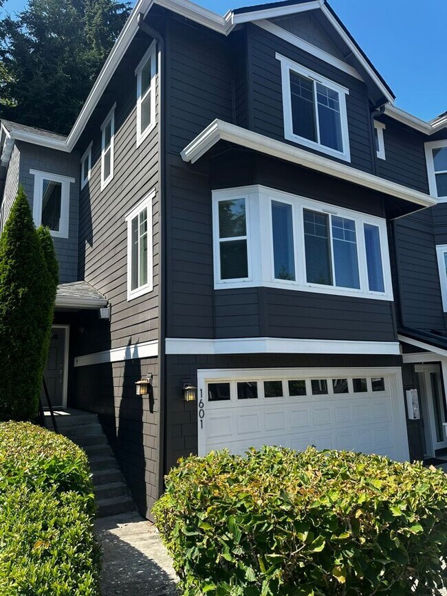 Primary Photo - 3Bd/2.5Ba Bellevue Townhouse