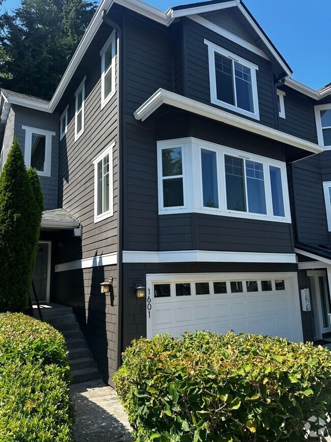 Building Photo - 3Bd/2.5Ba Bellevue Townhouse