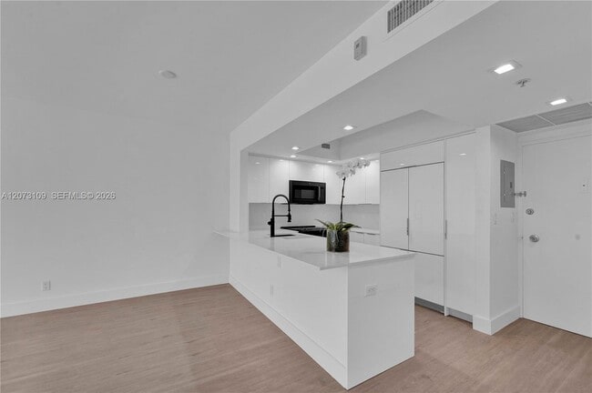 Building Photo - 5600 Collins Ave