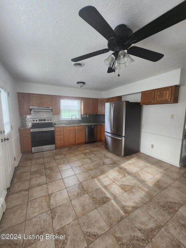 Building Photo - 6809 Shareith Dr