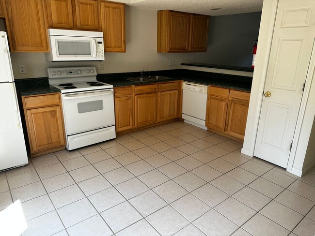 Building Photo - 3334 S Oaklawn Cir