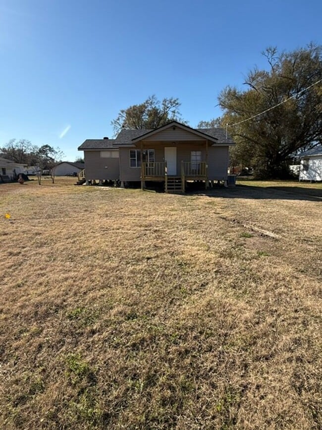Building Photo - Simple & Comfortable 3 Bedroom Home in Iowa, LA with Large Yard!