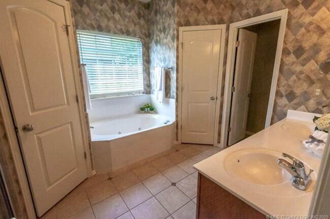 Building Photo - 5 Bedroom Home In Broken Arrow