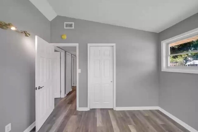 Building Photo - 360 Chicago Ave