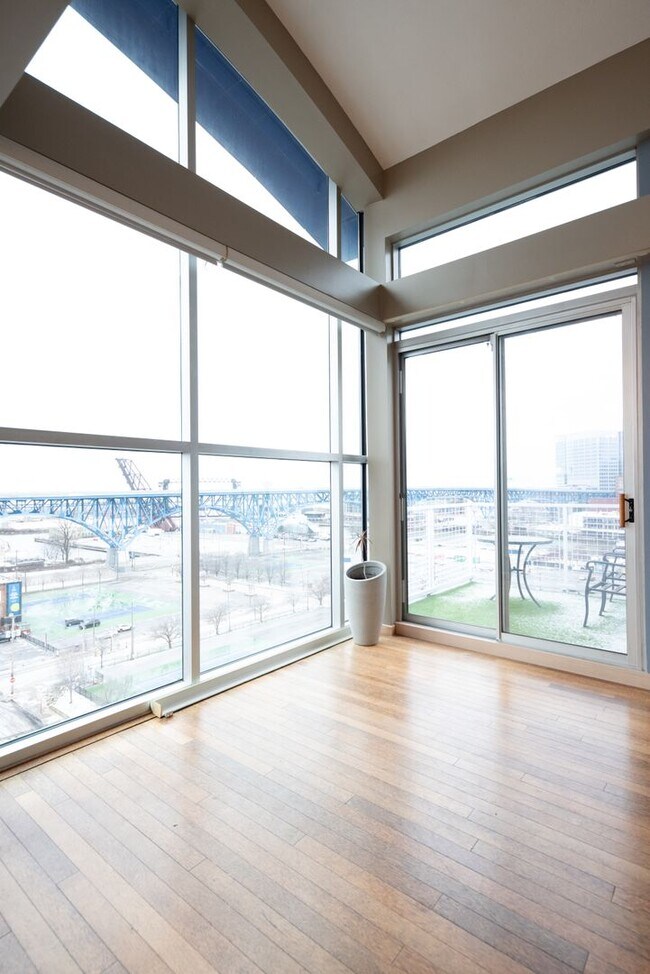 Building Photo - Luxurious multi-level penthouse condo - Flats Westbank