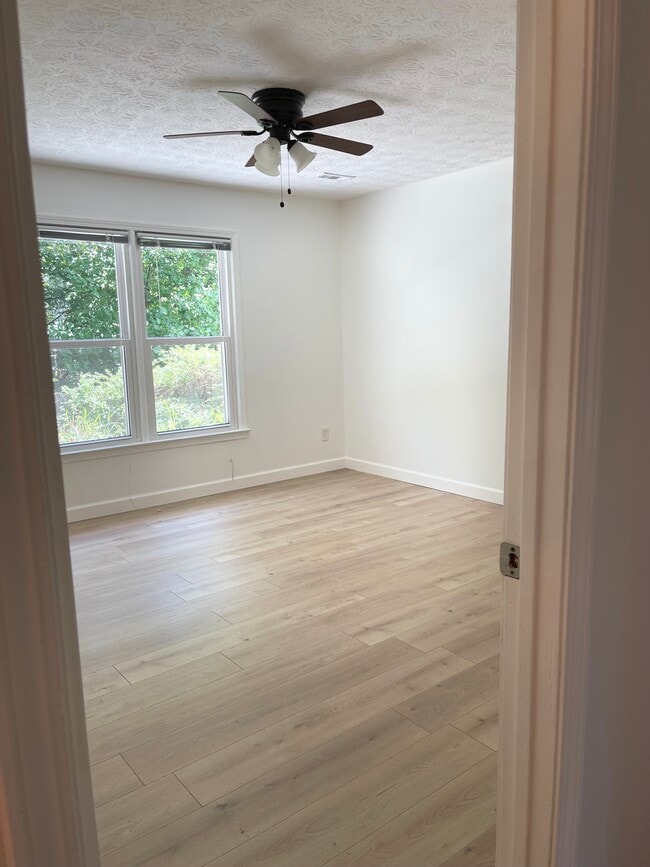 Building Photo - 717 Redwood Park