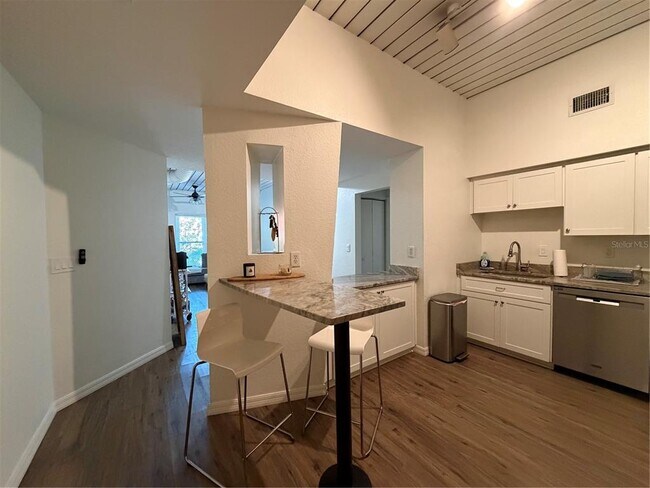 Building Photo - 2421 W Horatio St