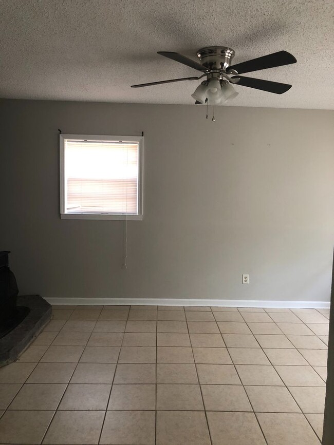 Building Photo - 4 Bedroom/2.5 Bath home in Daleville!