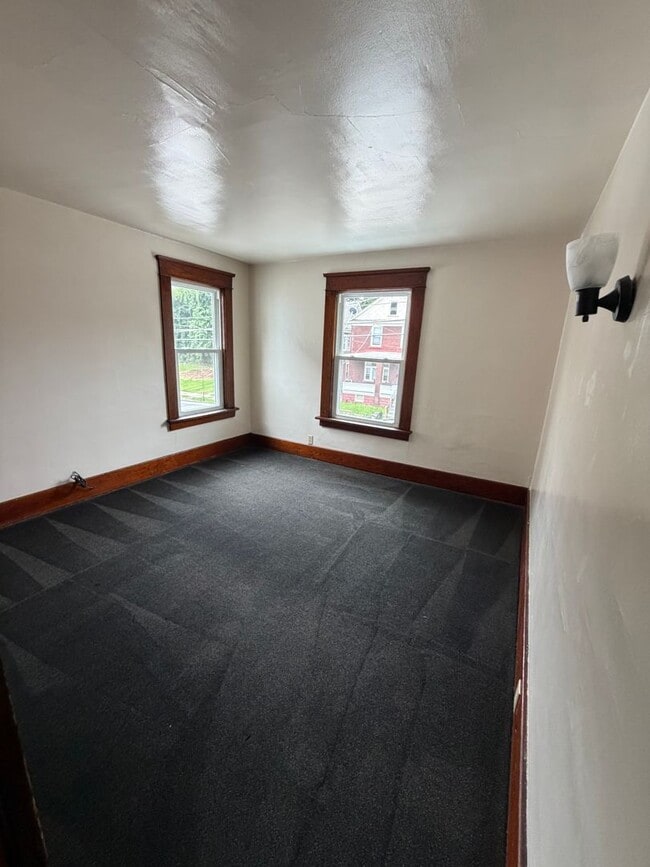 Building Photo - 307 Poplar St