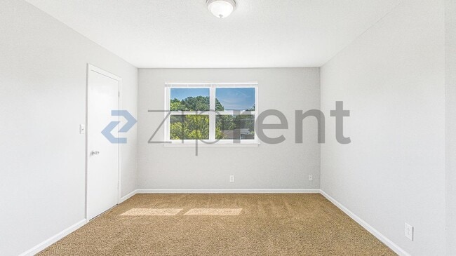 Building Photo - 813 Golf View Pl