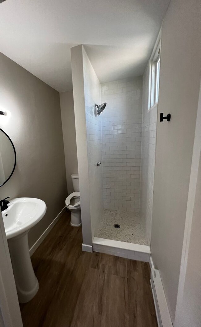 Building Photo - Main Level 1 Bed, 1 Bath Apartment in Old ...