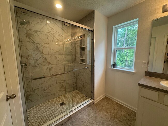 Building Photo - Fall into Savings – New Rental Rate $2,100!