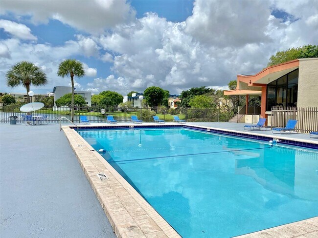 Building Photo - 8897 Fontainebleau Blvd