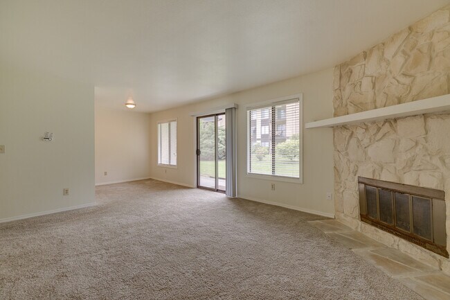 Building Photo - Roomy Remodeled  Kirkland Condo