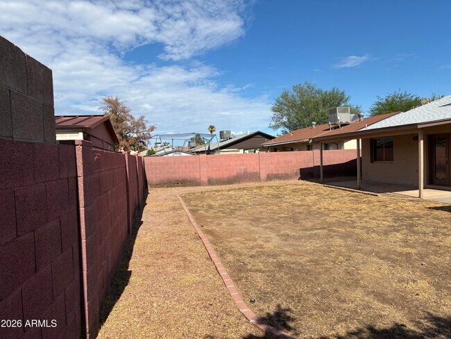 Building Photo - 602 W Wickieup Ln