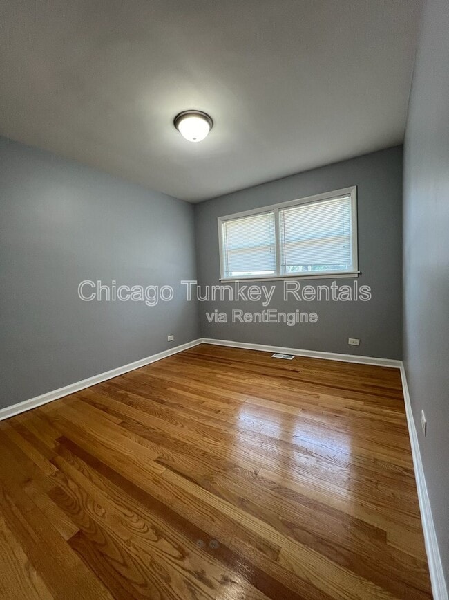 Building Photo - 1006 E 163rd Pl
