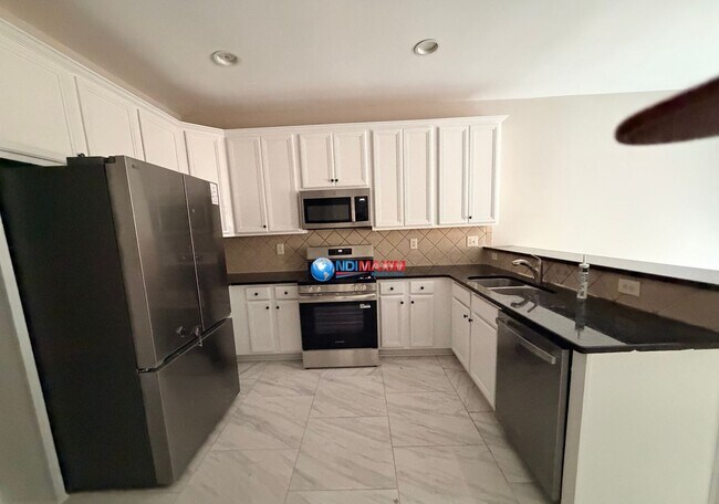 Building Photo - Spacious 4-bedroom house with fenced, FENCED backyard, Master on Main. Plus BONUS Room