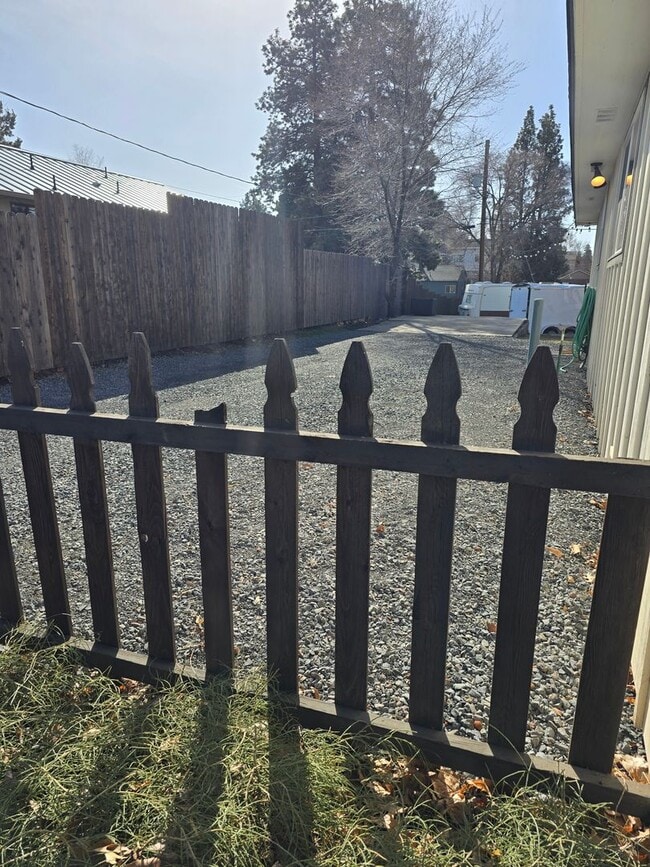 Building Photo - Bring the Pets!  Midtown 2 Bdrm Cottage, w/Den, 2 bath, All Appliances incl washer/dryer, Storage