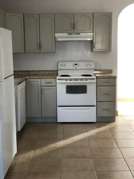 Building Photo - 873 w 300 s