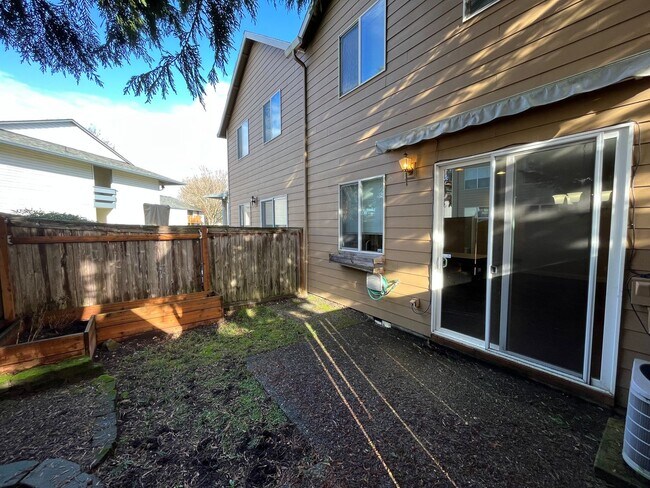 Building Photo - Super-Cute Townhouse! 3 bed + 2.5 baths w/ Fantastic Floor Plan! (A/C & Washer / Dryer included!)